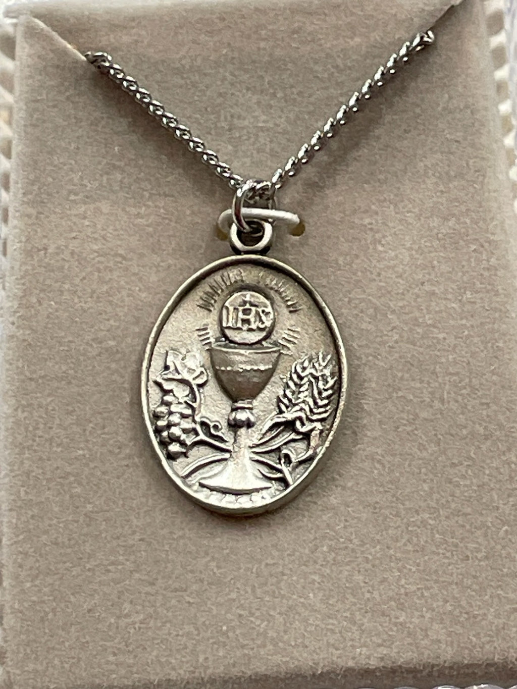 COMMUNION MEDAL ON CHAIN BOX
