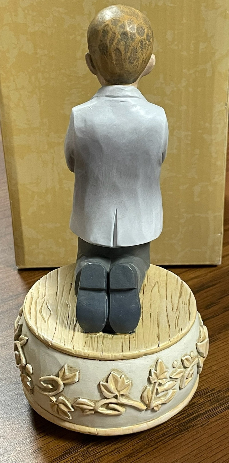 6.5" MUSICAL BOY KNEELING